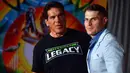 Aktor Lou Ferrigno (kiri) dan putranya Lou Jr menghadiri pemutaran Thor: Ragnarok di Los Angeles, California, AS, (11/10). Lou Ferrigno dikenal pemeran 'Hulk' asli dalam film 'The Incredible Hulk Returns' pada tahun 1988. (AFP Photo/Frederic J.Brown)