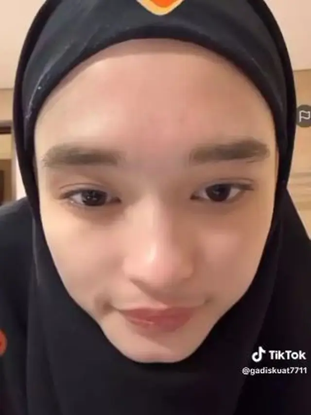 Terima Tantangan Netizen, Ini 6 Potret Inara Rusli saat Hapus Makeup
