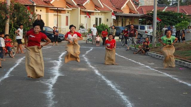 HUT RI ke 73 Lomba Balap Karung dan Bendera Indonesia 