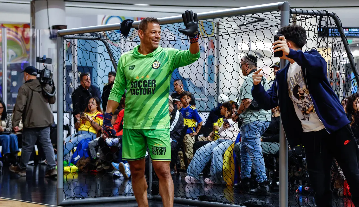 Mantan kiper Kolombia, Oscar Cordoba berinteraksi dengan fans dalam laga bertajuk Legends Soccer Match untuk merayakan ulang tahun Diego Maradona di American Dream Mall, East Rutherford, New Jersey, pada 30 Oktober 2025. (AFP/Kena Betancur)