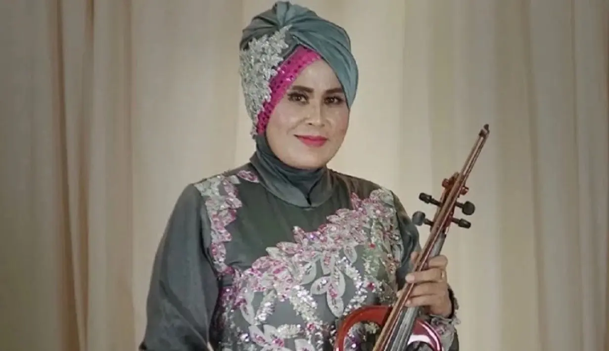Hj Nadhiroh binti Dimyati merupakan anggota personil Nasida Ria generasi ke-2. Nadhiroh bergabung pada tahun 1980 dan menjadi salah satu personil senior. (Liputan6.com/IG/@nasidariasemarang)