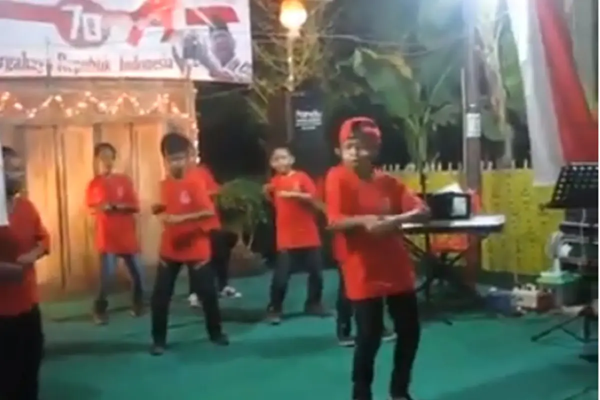 Hiburan di Hari Senin, Fokus Sama Penari yang Paling Depan