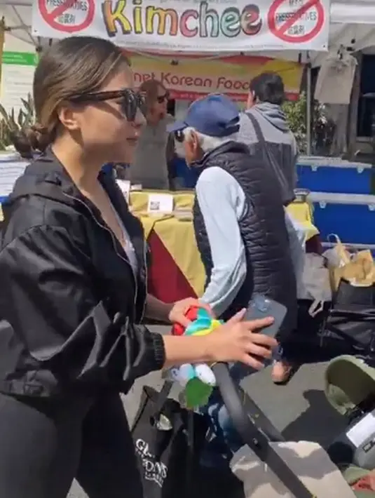 <p>Gaya rambutnya pun ditata sederhana dan praktis, dengan stylingan low bun yang tetap stylish.</p>