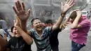 Anak-anak bersorak ketika personel dinas Kota Amman menyemprot mereka dengan sprinkler air untuk mengurangi efek dari gelombang panas di Yordania, Senin(3/8/2015). (REUTERS/Muhammad Hamed)