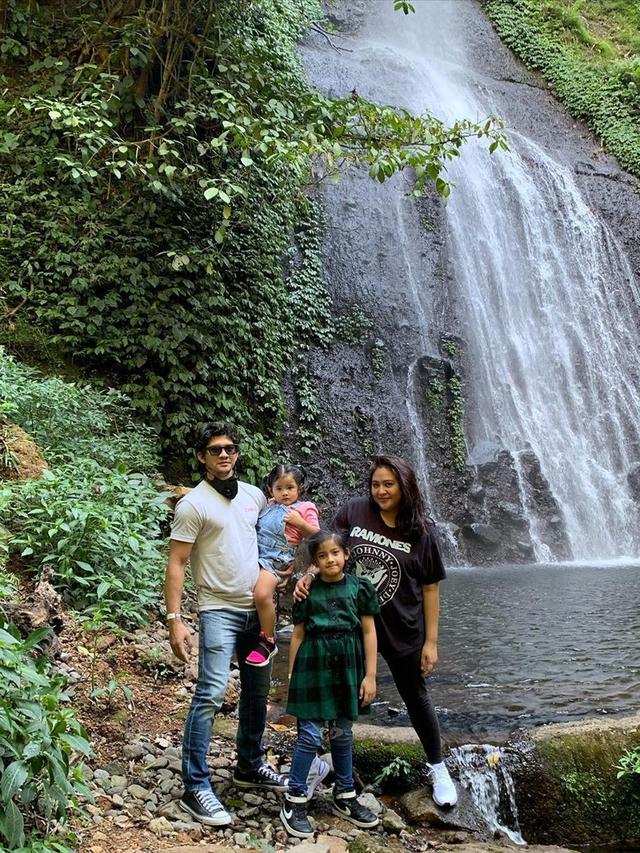Main Ke Air Tenjun Ini 7 Momen Liburan Audy Item dan Iko Uwais