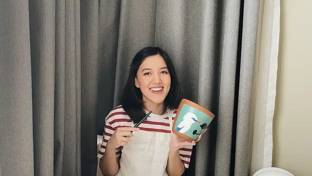 7 Potret Seleb yang Geluti Hobi Bikin Karya Seni Ini Keren Banget