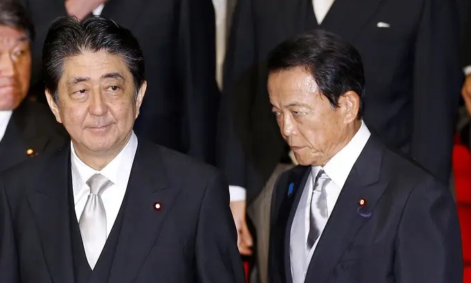 PM Jepang Shinzo Abe (kiri) dan Wakil PM Jepang Taro Aso (kanan) (AP Photo/Shizuo Kambayashi)