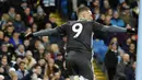 Striker Leicester City, Jamie Vardy, melakukan selebrasi usai membobol gawang Manchester City pada laga Premier League 2019 di Stadion Etihad, Sabtu (21/12). Manchseter City menang 3-1 atas Leicester City. (AP/Rui Vieira)