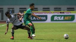 Penyerang Persebaya, Samsul Arif (kanan) berebut bola dengan bek Persikabo 1973, Firza Andika dalam laga pekan kedua BRI Liga 1 2021/2022 di Stadion Wibawa Mukti, Cikarang, Sabtu (11/09/2021). Persebaya menang 3-1. (Foto: Bola.com/Bagaskara Lazuardi)