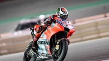 Pebalap Ducati, Jorge Lorenzo, mengalami insiden pada balapan MotoGP Qatar, Minggu (18/3/2018). (MotoGP.com)