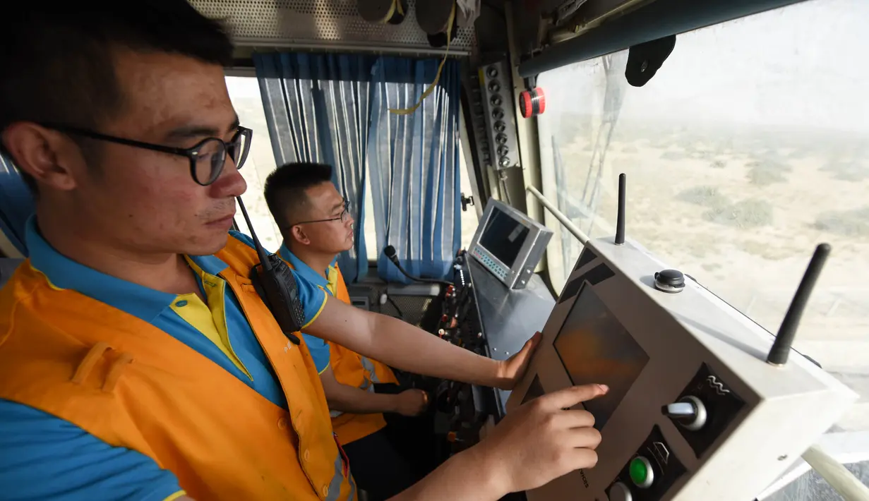Petugas pemeliharaan rel kereta api mengoperasikan lokomotif perbaikan rel untuk memperbaiki ketidakteraturan pada rel di jalur kereta api Golmud-Korla di Daerah Otonom Uighur Xinjiang, China, 14 Juli 2020. Jalur ini menurut jadwal pengoperasiannya akan dimulai pada 30 Oktober 2020 (Xinhua/Ding Lei)