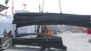 Alat berat saat bongkar muat besi baja di Pelabuhan Sunda Kelapa, Jakarta Utara, Selasa (9/8). Pada bulan Februari 2016, besi 8 mm SNI dijual seharga Rp30.000 per batang dan bulan Maret naik menjadi Rp36.000. (Liputan6.com/Angga Yuniar)