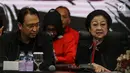 Ketua Umum PDIP Megawati Soekarnoputri (kanan) menghadiri acara pelantikan Tri Rismaharini sebagai Ketua Bidang Kebudayaan DPP PDIP di Kantor DPP PDIP, Jakarta, Senin (19/8/2019). Risma resmi menjabat sebagai Ketua Bidang Kebudayaan DPP PDIP masa bakti 2019-2024. (Liputan6.com/Johan Tallo)