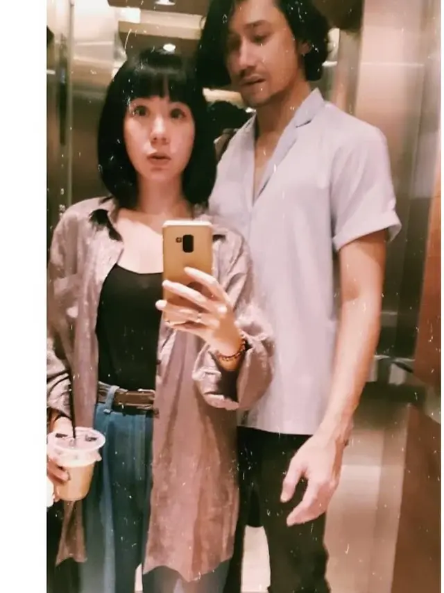 Enam Tahun Menikah, Ini 6 Potret Harmonis Revaldo dan Istri yang Jarang Tersorot