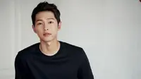 Dalam drama terbaru itu, Song Joong Ki akan beradu akting dengan Kim Ji Won. Seperti diketahui, Song Joong Ki dan Kim Ji Won pernah beradu akting di Descendants of the Sun. (Foto: Soompi.com)