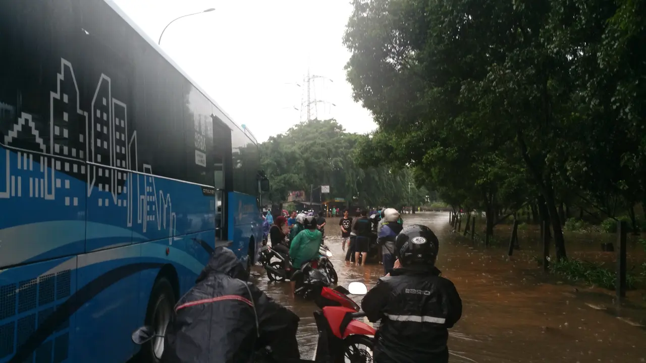 Hujan yang mengguyur Jakarta sejak dini hari membuat sejumlah jalur lalu lintas di Ibu Kota banjir.