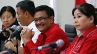 Ketua DPP Bidang Organisasi Djarot Saiful Hidayat bersama tim pemenangan Ahok - Djarot saat menggelar konferensi pers di Jakarta, Sabtu (18/2). (Liputan6.com/Johan Tallo)