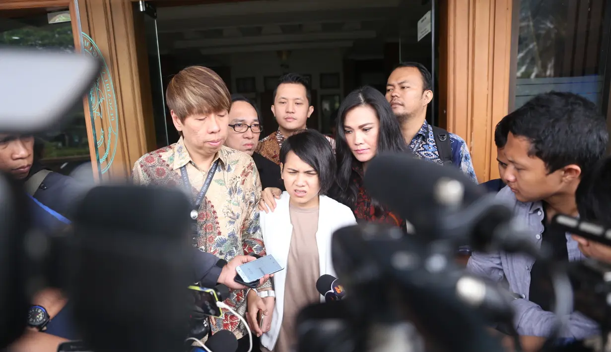 Evelyn berharap suaminya, bisa membuka kembali hatinya. Berbagai upaya telah dilakukan. Agar bisa bersatu kembali. Saat sang suami kekeuh ceriai, Evelyn mengaku tak tau lagi harus berbuat apa lagi. (Nurwahyunan/Bintang.com)