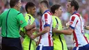 Neymar dan Lionel Messi bersitegang dengan Guilherme Siqueira (tengah) dan Juanfran (kanan). (AFP PHOTO / CESAR MANSO)