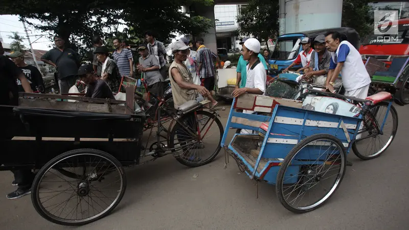 Pendataan Penarik Becak di Flyover Bandengan