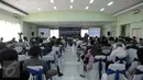 Sejumlah peserta dan pedagang sayur serta buah mengikuti dialog program tax amnesty di Gedung Serbaguna Pasar Induk Kramat Jati, Jakarta, Kamis (10/11). (Liputan6.com/Yoppy Renato) 