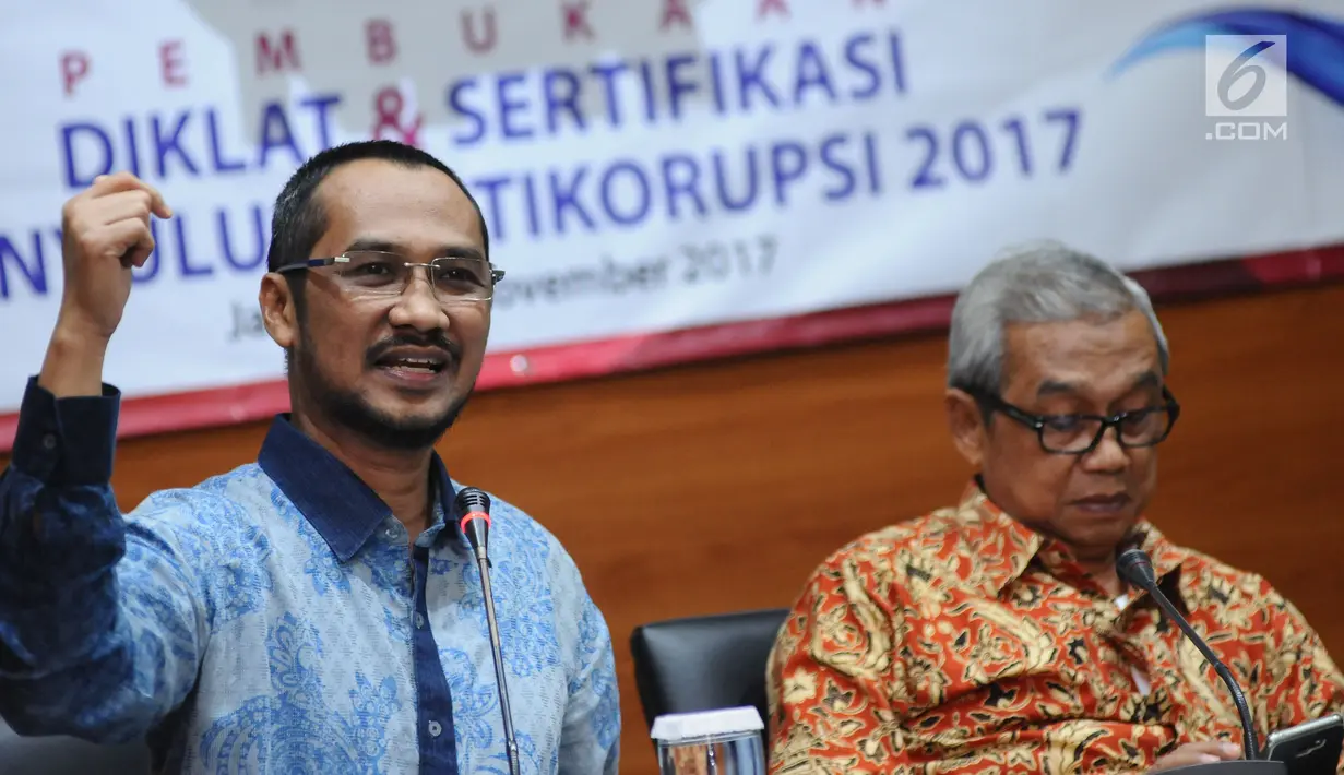 Mantan Ketua KPK, Abraham Samad (kiri) menyampaikan pandangan kepada peserta Diklat & Sertfikasi Penyuluh Antikorupsi di Gedung KPK, Jakarta, Senin (27/11). Acara tersebut diikuti dari berbagai instansi pemerintah. (Liputan6.com/Helmi Fithriansyah)