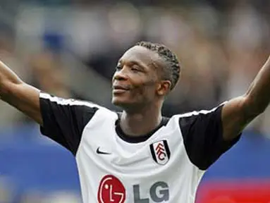 Ekspresi terima kasih bek Fulham asal Ghana, John Pantsil kepada para fans klub seusai laga perdana EPL melawan Portsmouth di Fratton Park, 15 Agustus 2009. AFP PHOTO/Glyn Kirk 