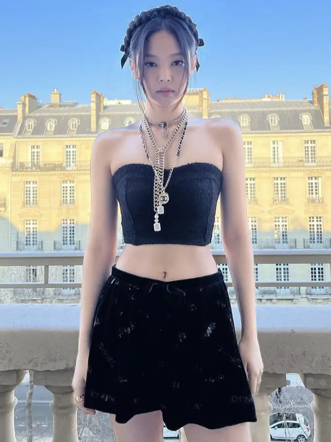 Jennie BLACKPINK Tampil Stunning Serba Hitam Membawa Tas Super Mini di Chanel Paris Fashion Week