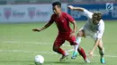 Pemain depan Indonesia, Irfan Jaya (kiri) berebut bola dengan pemain Hong Kong, Jaimes Anthony McKee pada laga uji coba internasional di Stadion Wibawa Mukti, Cikarang, Selasa (16/10). Laga berakhir imbang 1-1. (Liputan6.com/Helmi Fithriansyah)
