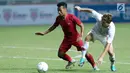 Pemain depan Indonesia, Irfan Jaya (kiri) berebut bola dengan pemain Hong Kong, Jaimes Anthony McKee pada laga uji coba internasional di Stadion Wibawa Mukti, Cikarang, Selasa (16/10). Laga berakhir imbang 1-1. (Liputan6.com/Helmi Fithriansyah)
