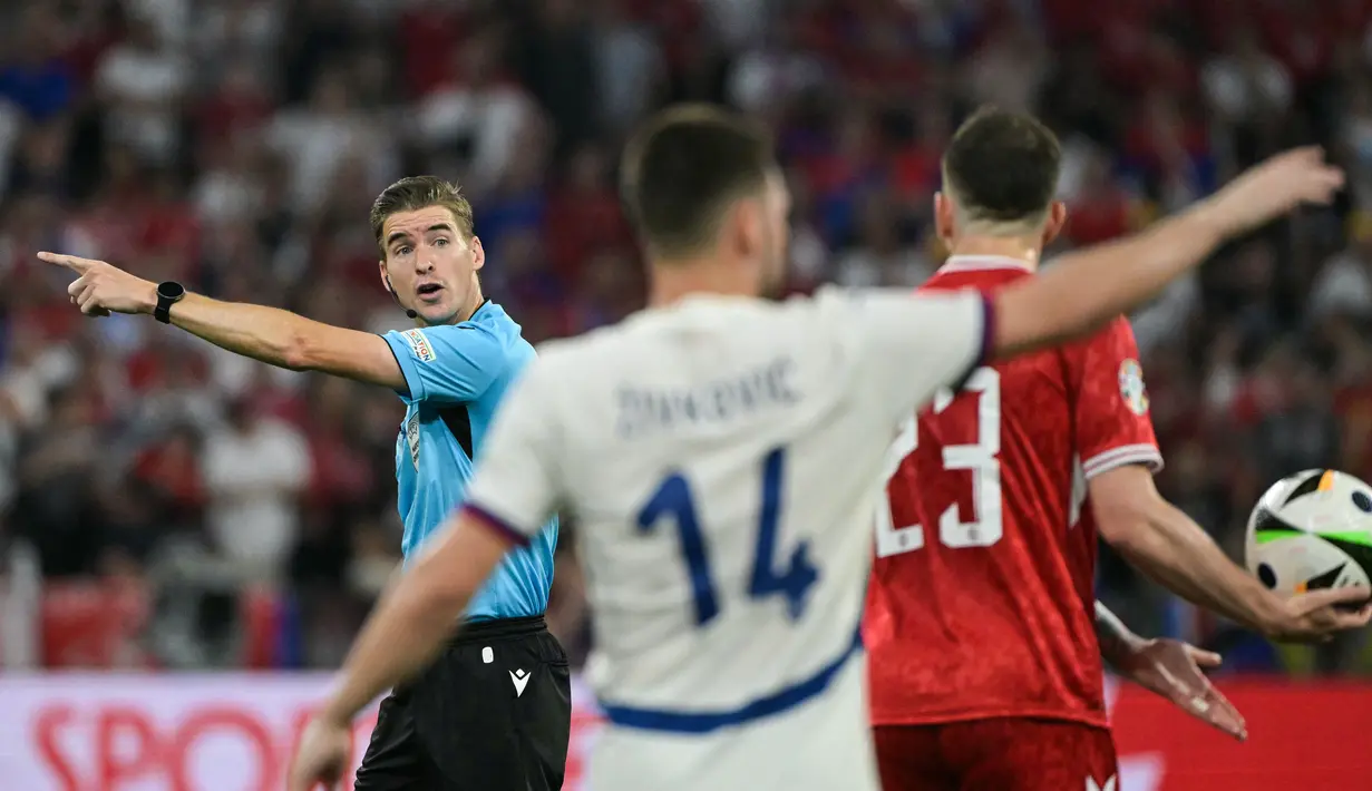 Francois Letexier itu pernah memimpin pertandingan playoff Olimpiade 2024 Paris antara Timnas Indonesia U-23 menghadapi Timnas Guinea U-23. (AFP/Damien Meyer)