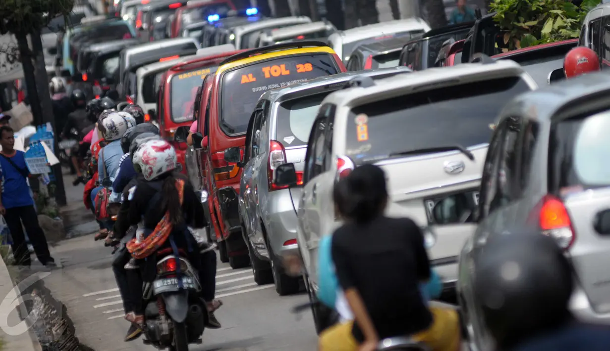 Sejumlah Kendaraan terjebak Macet R. M Harsono Kawasan Ragunan, Jakarta, Jumat (6/5). Warga Jakarta memanfaatkan libur panjang dengan berkunjung ke taman Margasatwa Ragunan. (Liputan6.com/Helmi Afandi)