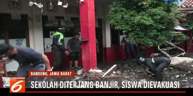 Banjir Akibat Tanggul Kali Jebol Robohkan Tembok Sekolah di Bandung
