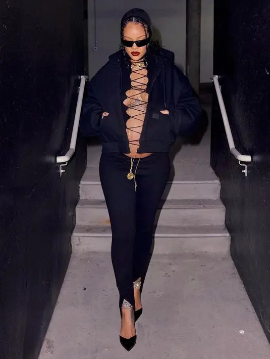 Tampilan chic-nya itu dipermanis dengan aksesori berupa black sunglasses, estate diamond ring dari Briony Raymond, serta kalung emas menjuntai.  (Instagram/badgalriri).