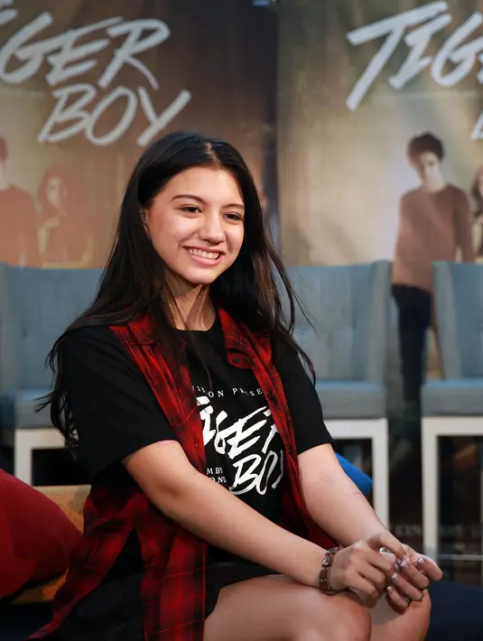 Cassandra Lee tetap menyempatkan waktunya untuk membaca di tengah-tengah kesibukannya sebagai publik figur. (Deki Prayoga/Bintang.com)