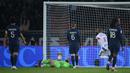 Kiper Paris Saint-Germain, Gianluigi Donnarumma (kiri kedua) gagal menahan tendangan pemain Lyon, Bradley Barcola (tidak terlihat) yang berujung menjadi gol pada laga pekan ke-29 Liga Prancis 2022/2023 di Parc de Pricess, Paris, Senin (3/4/2023) WIB. PSG kalah dengan skor 0-1 dari Lyon. (AFP/Franck Fife)