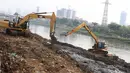 Alat berat mengeruk lumpur yang mengendap di Kanal Banjir Barat, Jakarta, Jumat (3/11). Pengerukan dilakukan sebagai langkah antisipasi banjir seiring memasuki musim hujan. (Liputan6.com/Immanuel Antonius)