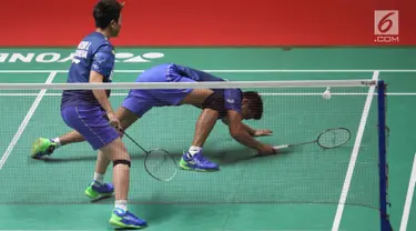 Ganda campuran Indonesia, Tontowi Ahmad/Liliyana Natsir saat gagal mengembalikan bola pasangan China, Zheng Siwei/Huang Yaqiong pada final Indonesia Masters 2018, Jakarta, Minggu (28/1). Owi/Butet kalah 21-14 dan 21-11. (Lipuatan6.com/Angga Yuniar)