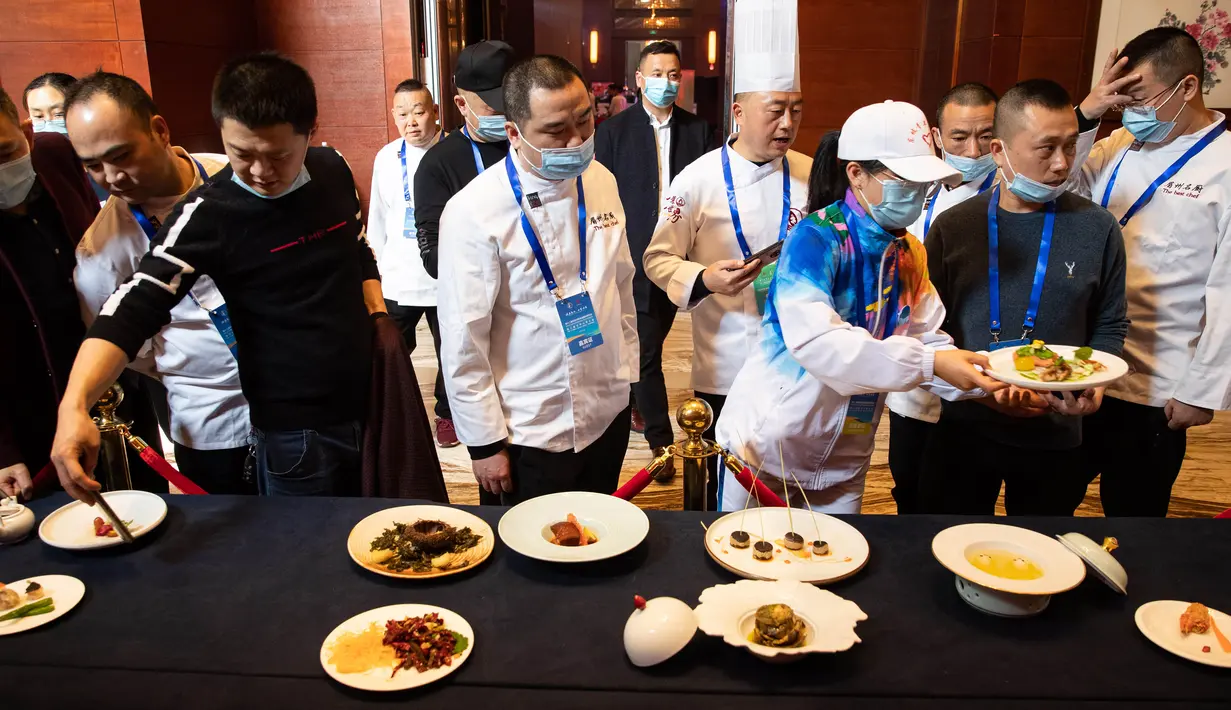 Para tamu melakukan penilaian hidangan yang dimasak oleh kontestan dalam kompetisi keterampilan kuliner Sichuan yang diselenggarakan oleh Federasi Industri Katering China Sedunia di Meishan, Provinsi Sichuan, China barat daya (16/11/2020). (Xinhua/Jiang Hongjing)