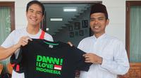 Kebersamaan Daniel Mananta dengan pria yang juga akrab disapa UAS ini pun menjadi sorotan. Terlebih, presenter ternama ini juga terlihat mengikuti acara pengajian yang digelar oleh UAS. (Liputan6.com/IG/@vjdaniel)