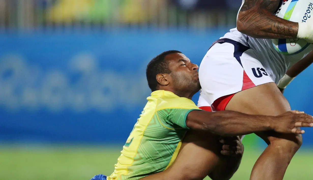 Pemain Rugby asal Brasil, Andre Nascimento (kiri) berusaha menangkap Kisi Keomaka Unufe asal Amerika Serikat saat bertanding di Olimpiade Rio 2016, Brasil pada 9 Agustus 2016. (REUTERS/ Phil Noble)
