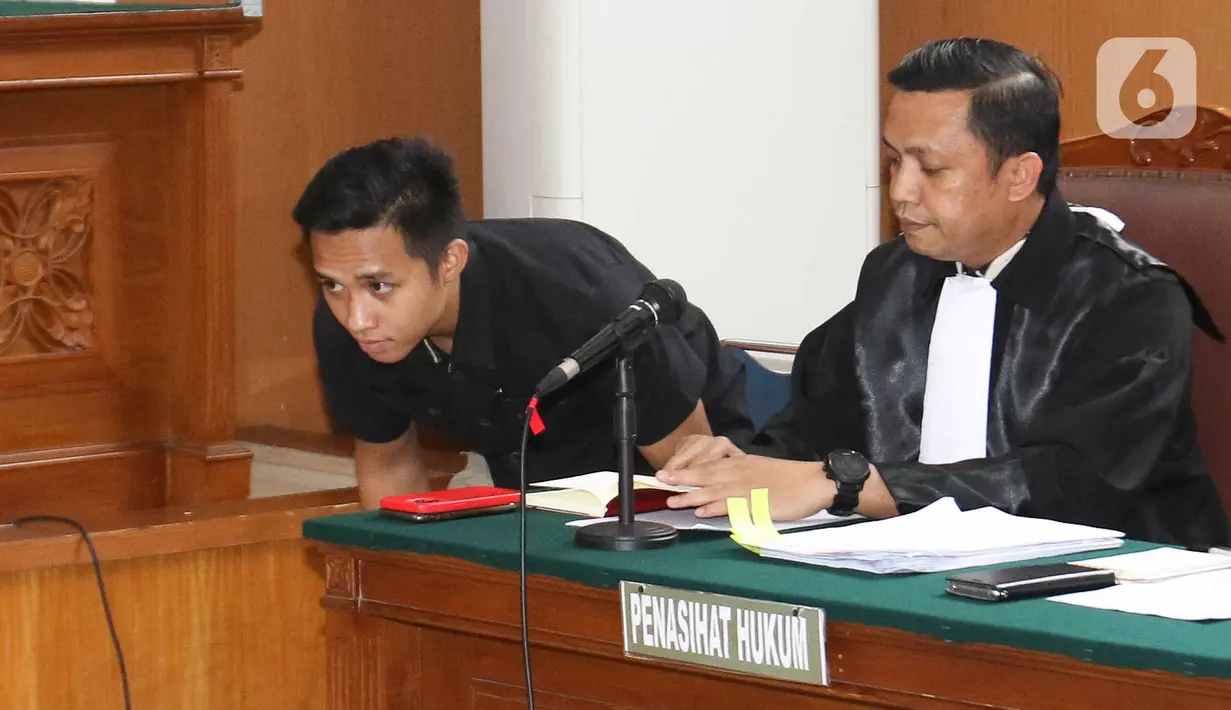 Terdakwa kasus pembunuhan Brigadir Yoshua, Richard Eliezer Pudihang Lumiu (kiri) bersiap menjalani sidang lanjutan di PN Jakarta Selatan, Jakarta, Selasa (25/10/2022). Sidang itu beragenda mendengarkan keterangan saksi diantaranya saksi pelapor Kamaruddin Simanjuntak, kedua orang tua korban Samuel Hutabarat dan Rosti Simanjuntak serta pacar korban Vera Simanjuntak. (Liputan6.com/Faizal Fanani)
