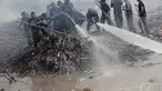 Personel TNI bersama pemadam kebakaran dan masyarakat membersihkan sampah Sungai Ciliwung, Kampung Melayu, Jakarta, Selasa (2/12/2014). (Liputan6.com/Faizal Fanani)