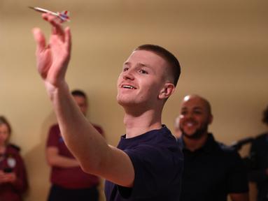 Pemain muda Timnas Inggris, Adam Wharton bermain Darts melawan jurnalis saat konferensi pers menjelang Euro 2024 di Blankenhain, Thuringia, Rabu (12,/06/2024) waktu setempat. (AFP/Adrian Dennis)