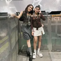 Anggota BLACKPINK, Lisa, baru saja menggelar jumpa penggemar pertamanya di Beach City International Stadium, Ancol, Jakarta, pada Jumat (15/11/2024). Acara ini sukses menjadi magnet bagi para penggemar K-Pop di Tanah Air, termasuk selebritas Ayu Ting Ting yang tak ketinggalan untuk menghadiri momen istimewa tersebut bersama putrinya, Bilqis. [@ayutingting92].