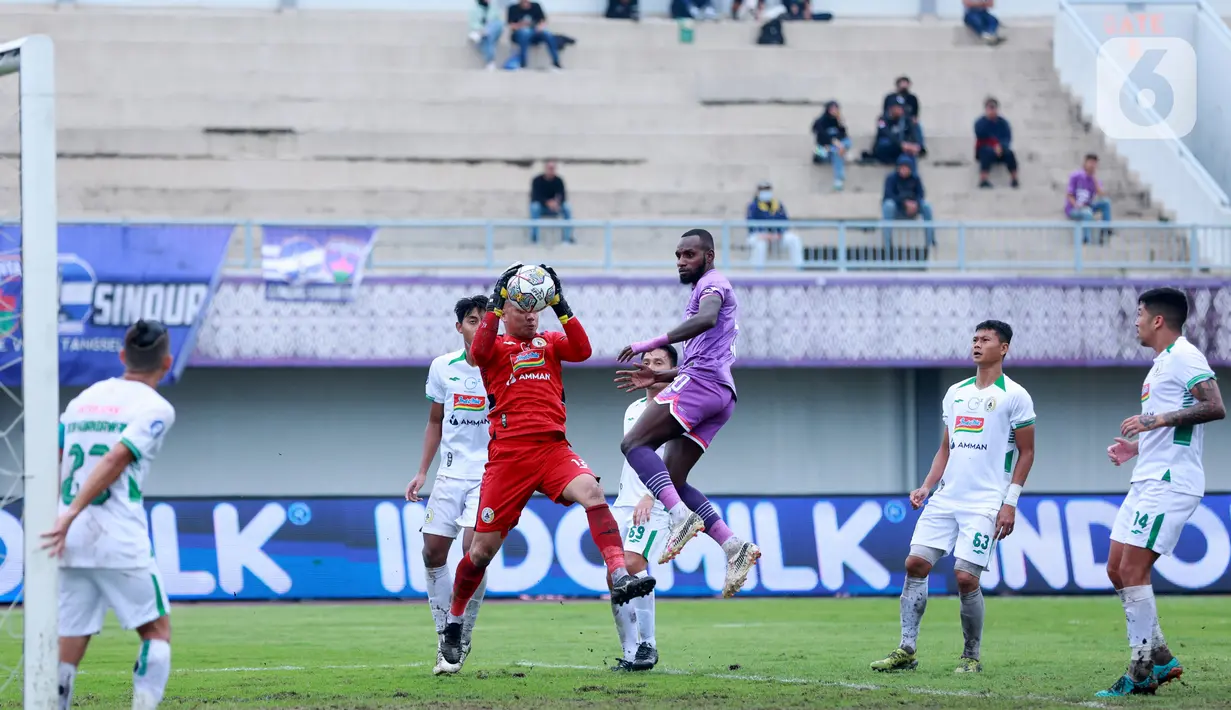 Kiper PSS Sleman, Muhammad Ridwan, menangkap bola saat melawan Persita Tangerang pada laga pekan ke-28 BRI Liga 1 2022/2023 di Stadion Indomilk Arena, Tangerang, Kamis (2/3/2023). Persita menang dengan skor 2-1. (Bola.com/M Iqbal Ichsan)