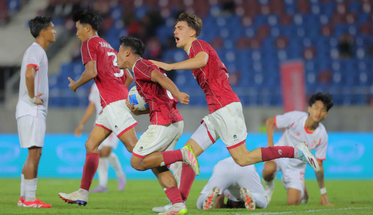 Garuda Muda ditarget harus menang dengan selisih tiga gol untuk lolos ke semifinal. Tampak dalam foto, pemain Timnas Indonesia U-22 merayakan gol penyeimbang yang dicetak Toni Firmansyah pada menit ke-45 saat melawan Myanmar pada pertandingan Grup C SEA Games 2025 di The 700th Anniversary of Chiang Mai Stadium, Thailand, Jumat (12/12/2025). (Bola.com/Bagaskara Lazuardi)