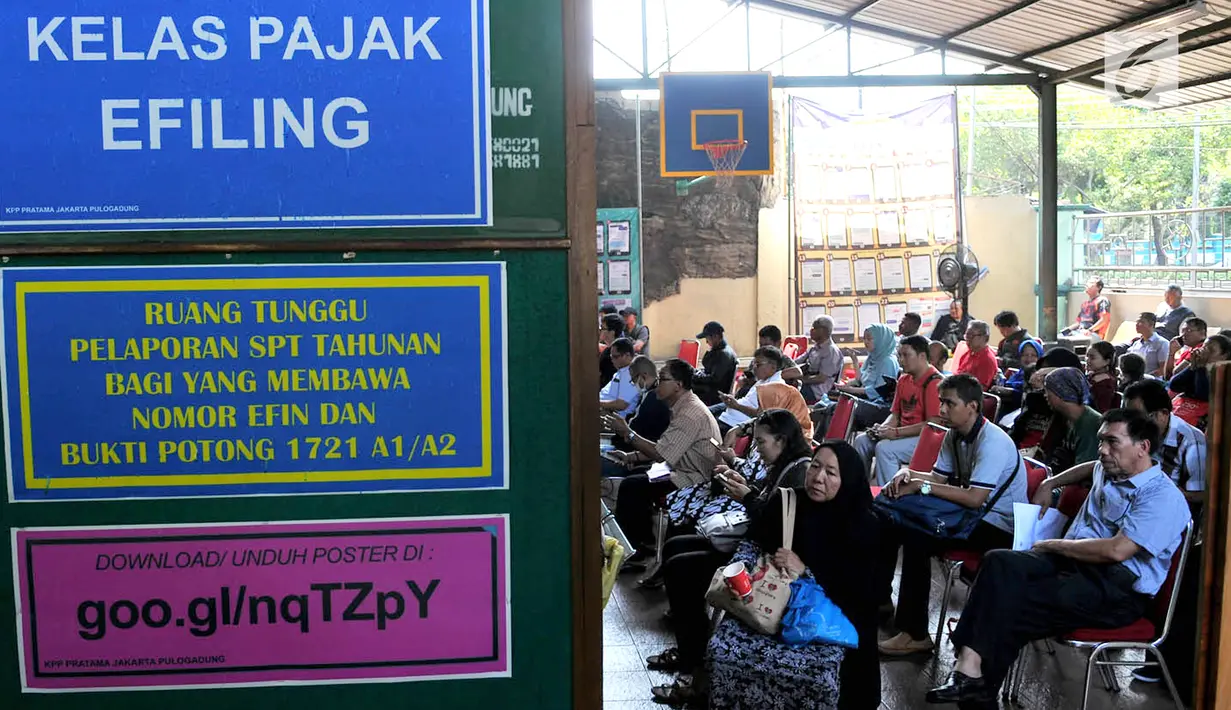 Para wajib pajak antre untuk melaporkan SPT di Kantor Pelayanan Pajak Pratama Jakarta, Kamis (29/3). Warga terus berdatangan sejak pagi hingga sore untuk melaporkan SPT pajak tahun 2017 mereka. (Merdeka.com/Iqbal Nugroho)