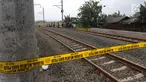 Garis Polisi terpasang di jalur kereta api Bandara Soetta, Tangerang, Banten, Selasa (6/2). Akibat longsor di Underpass Perimeter Selatan mengakibatkan jalur kereta bandra harus di tutup agar tidak terjadi longsor susulan.(Liputan6.com/Angga Yuniar)