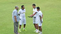 Tiga asisten pelatih Arema FC, Charis Yulianto, Singgih Pitono, dan Kuncoro, berdiskusi di depan GM Arema, Ruddy Widodo, saat sesi latihan perdana yang digelar di Stadion Kanjuruhan, Malang, Senin (3/8/2020). (Bola.com/Iwan Setiawan)